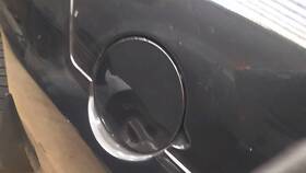 177.gm6j06 Cadillac Gas Escalaesv 2006 Fuel Filler Door 1795705