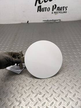 178.gm8d02 Chevrolet Truck 99-07 Silverado Sierra Tahoe Yukon Gas Tank Fuel Door White1180195