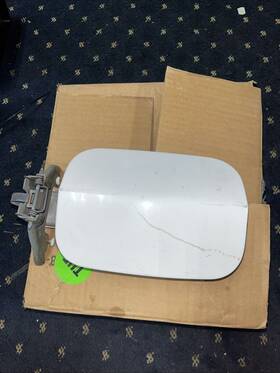 177.ch1t13 Chrysler Fuel Filler Door Fits 300 2013 Oem