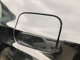 177.ch1u16 Chrysler 2016 300 Fuel Filler Gas Lid Door 945114