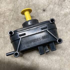 Yg76f4 Genuine Fuel Filler Door Lock Actuator For 300sd 380sec 380se 380sel 500sec