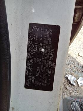 177.ki1205 Kia Sorento 2005 Fuel Filler Door 1678077