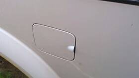 177.da1212 Nissan Pathfindr 2012 Fuel Filler Door Wht 5.6l