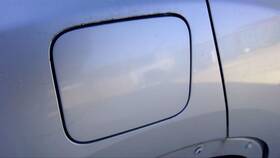 177.da1b13 Nissan Juke 2013 Fuel Filler Door 1037023